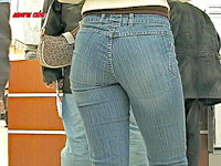 That chick's big butt is unbelievably hot in her tight blue jeans. And there are no pockets on the butt, so it looks even bigger and sexier!